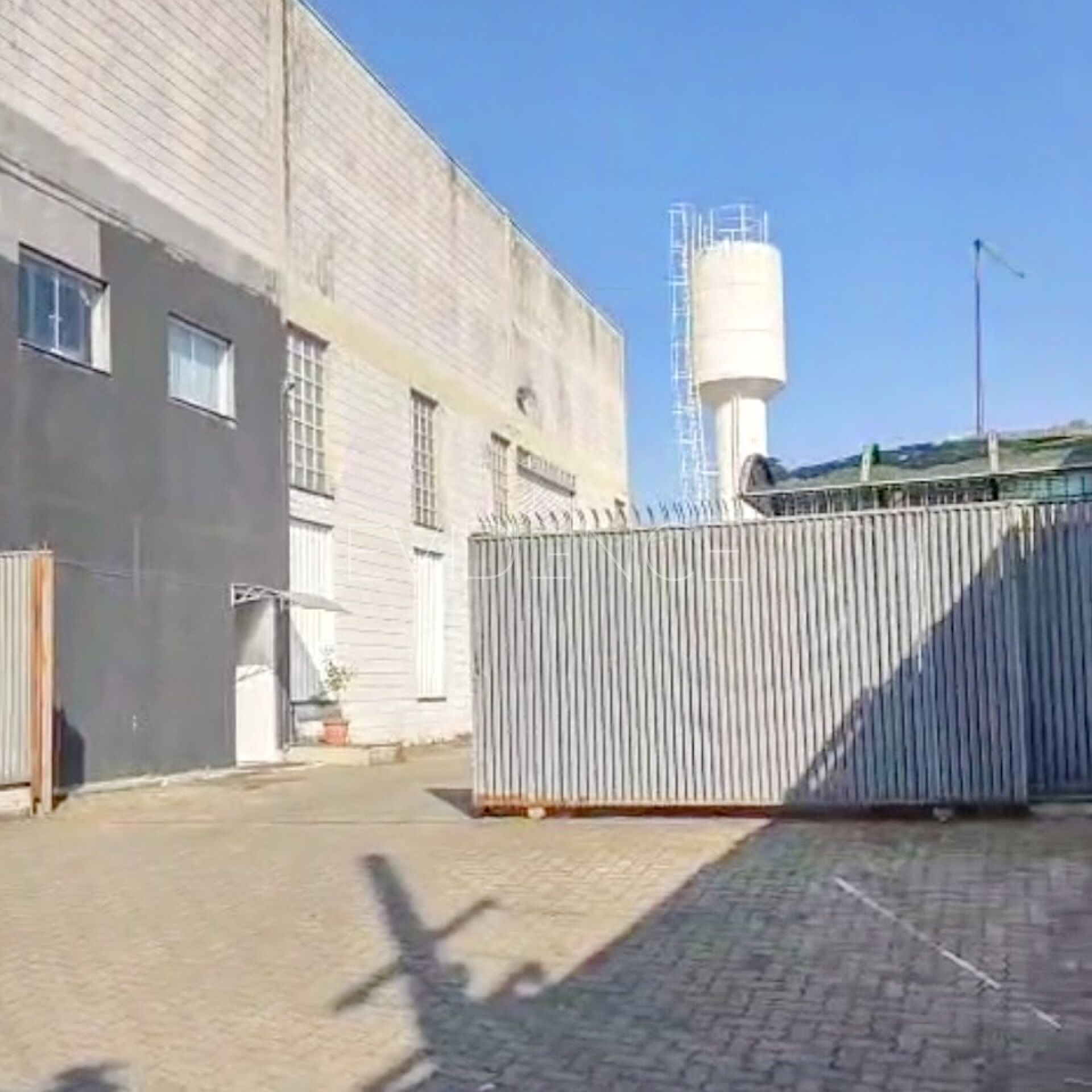 Comercial com 2.500m², 20 vagas no bairro Vila Santana em São Paulo