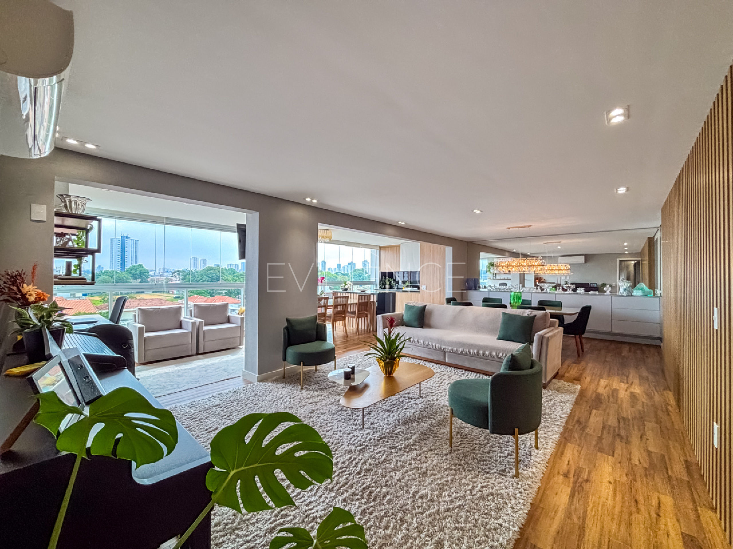 Apartamento com 165m², 3 dormitórios, 3 suítes, 3 vagas no bairro Vila Regente Feijó em São Paulo