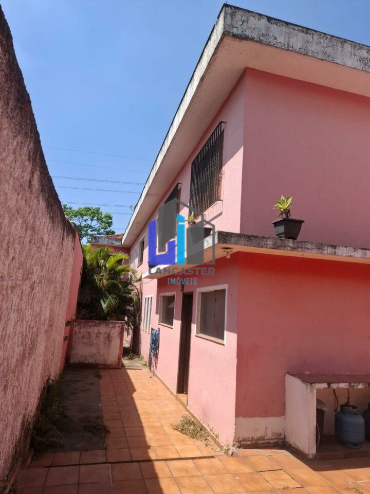 Sobrado com 4 dormitórios, 2 suítes, 4 vagas de garagem, no Campestre