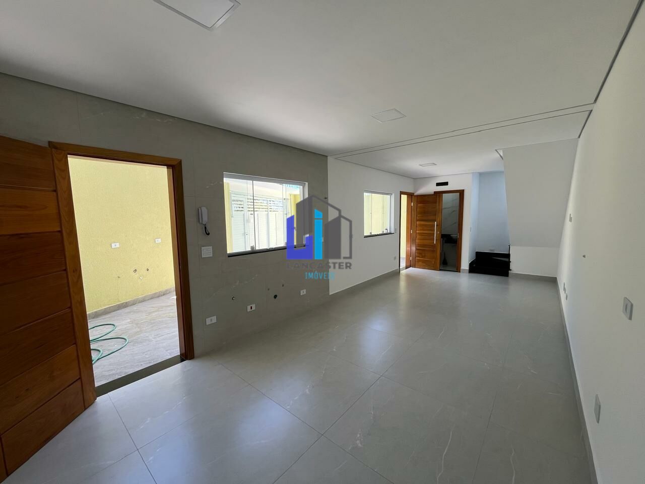 Sobrado com 2 dormitórios, 2 suítes e 2 vagas de garagem, no Parque Jaçatuba
