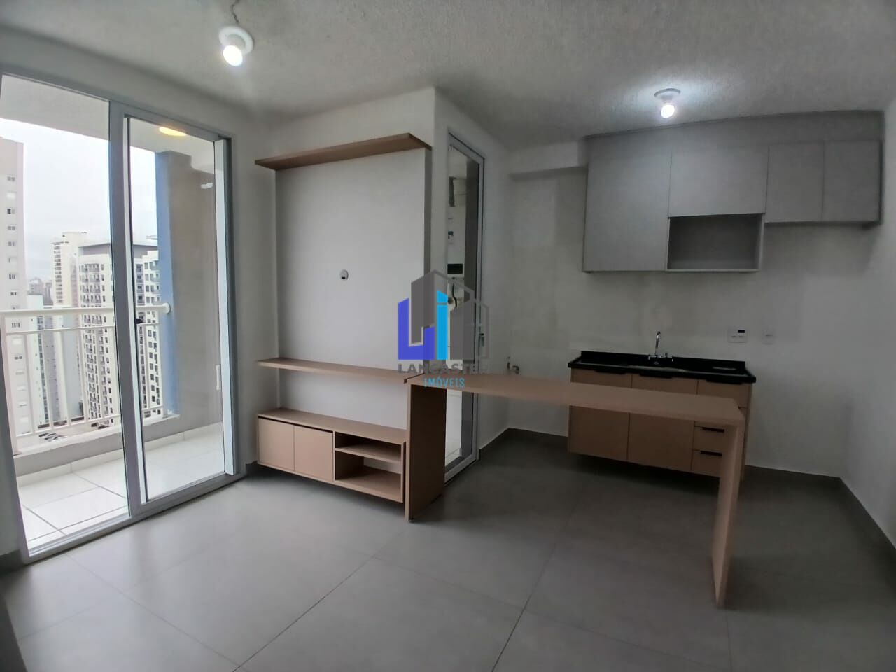 Apartamento para locação com varanda, vista livre e planejados no 19º andar - Bairro Jardim