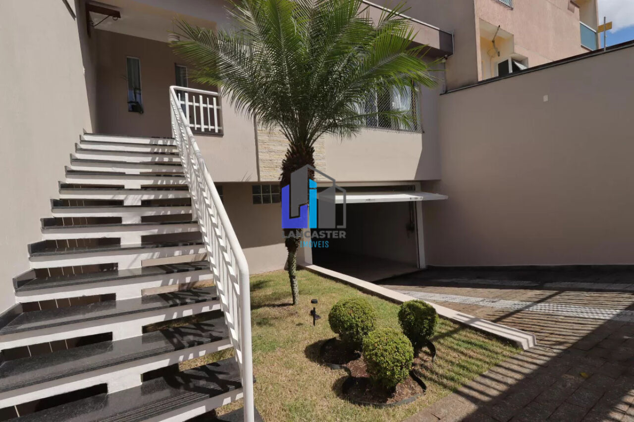 Sobrado Imponente e Sofisticado em Santo André com Ambientes Amplos e Acabamento Refinado
