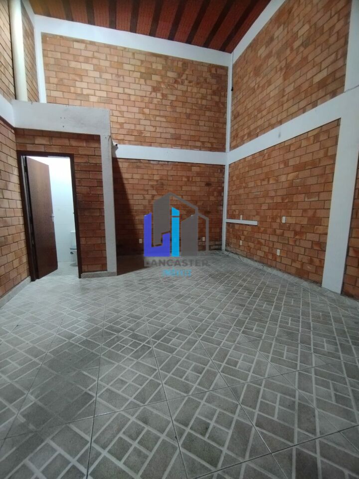Salão comercial de 30m² com pé-direito de 5,30m