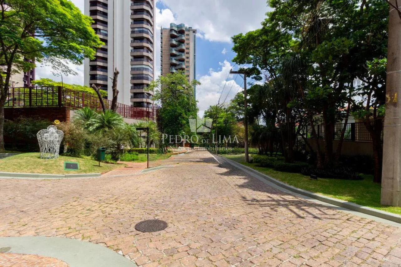 Apartamento 542m², 4 suítes 5 vagas. Condomínio Chácara Anália Franco.