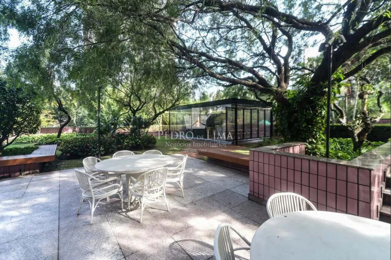 Apartamento 542m², 4 suítes 5 vagas. Condomínio Chácara Anália Franco.