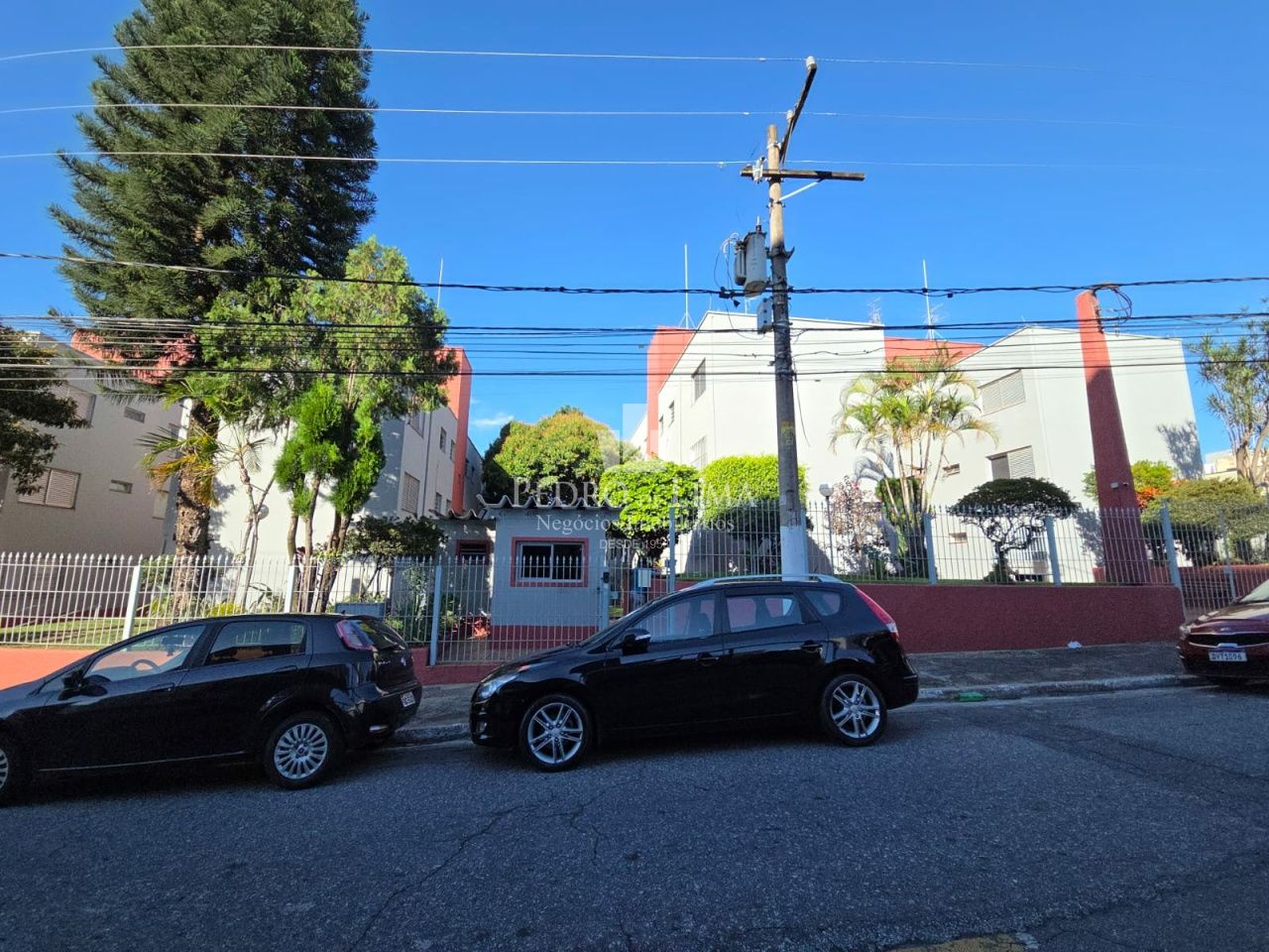 Apartamento com 2 dormitórios, 1 banheiro, sala ampla, 52 m² e  garagem coberta, na Penha.