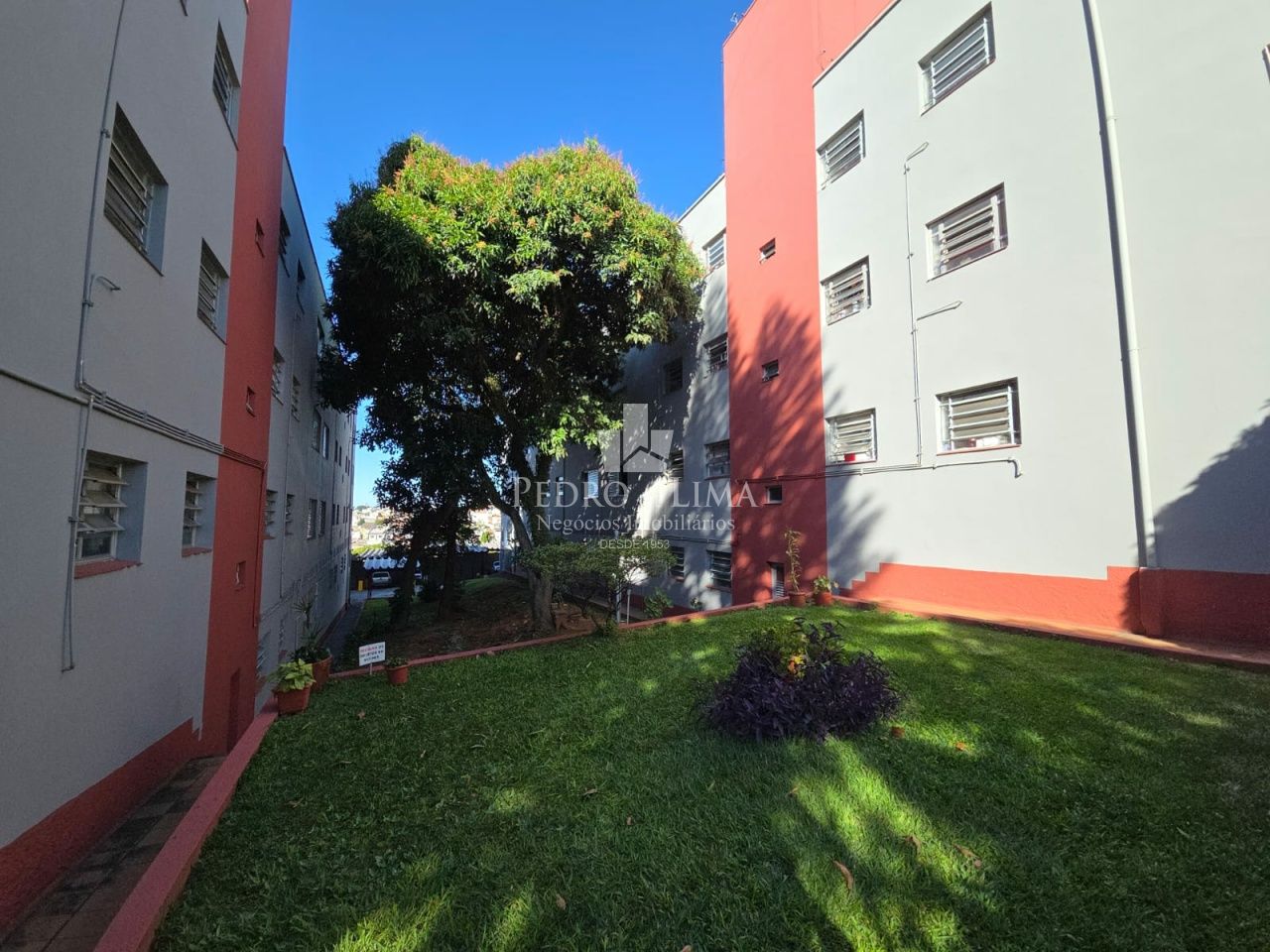 Apartamento com 2 dormitórios, 1 banheiro, sala ampla, 52 m² e  garagem coberta, na Penha.
