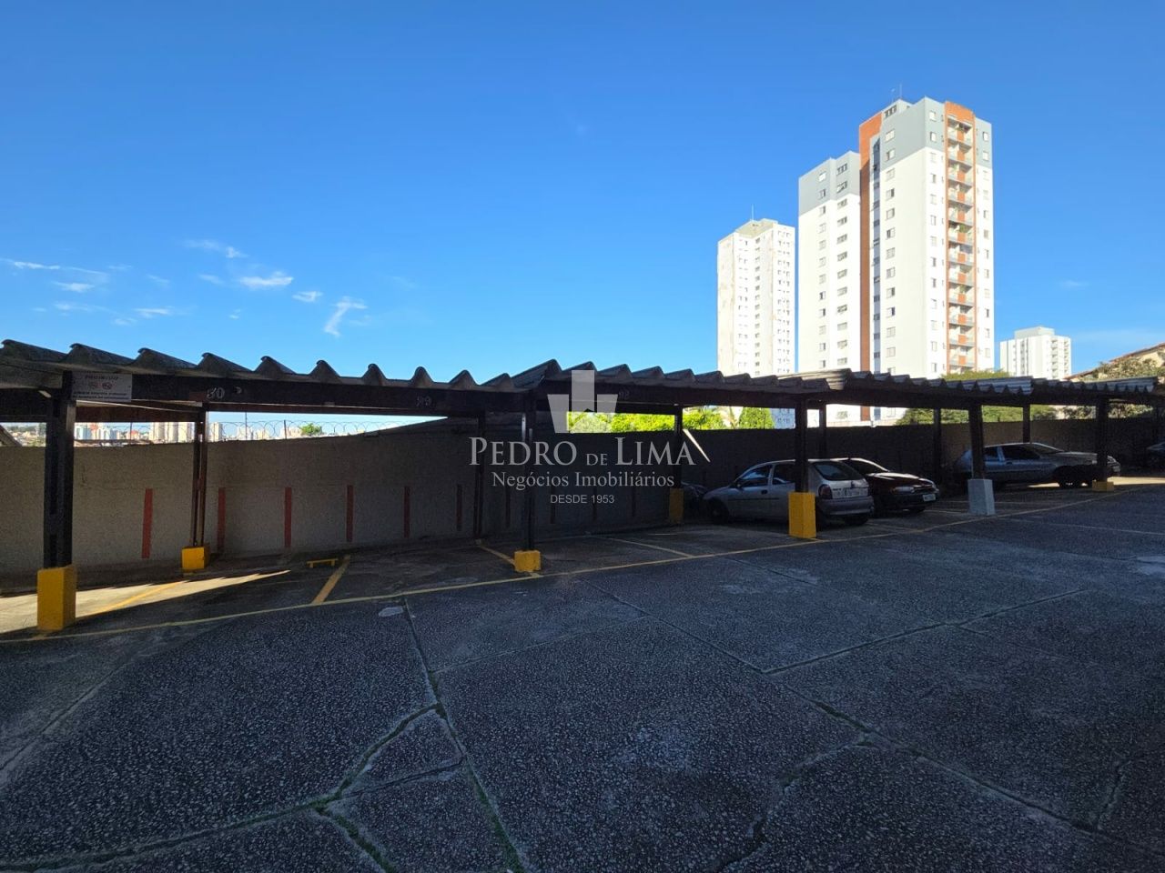 Apartamento com 2 dormitórios, 1 banheiro, sala ampla, 52 m² e  garagem coberta, na Penha.