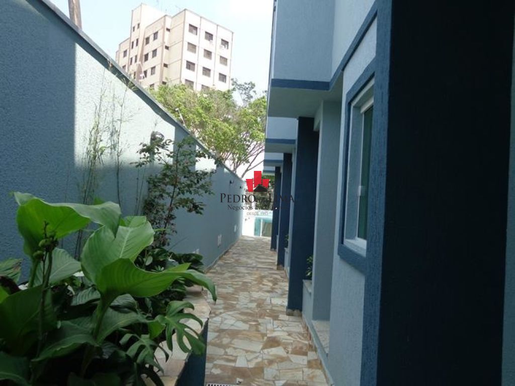 Sobrado em Condomínio no Bairro Cangaíba, conta  com2 suítes e 1 vaga de garagem.