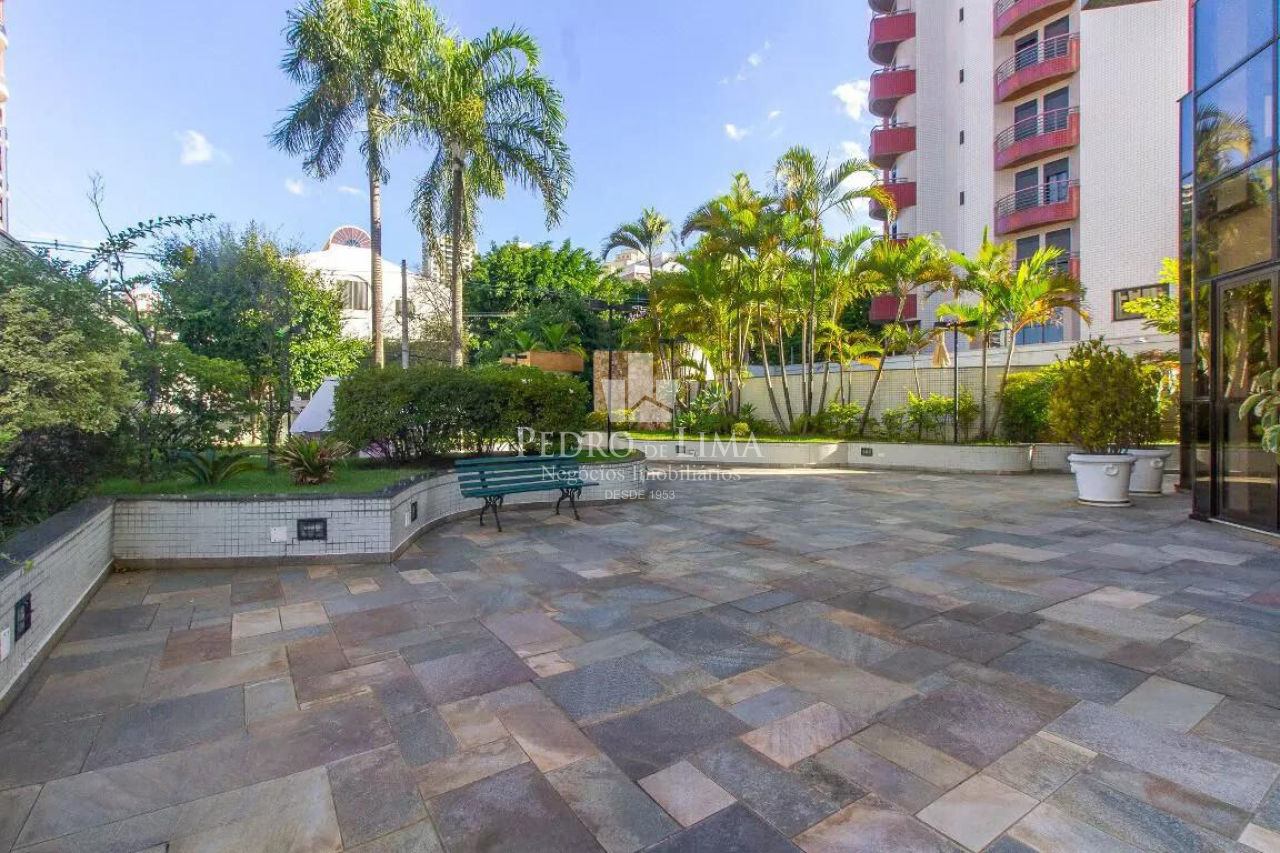 Apartamento no Tatuapé, 110m2, 3 dormitórios sendo 1 suíte e 3 vagas mais depósito privativo.