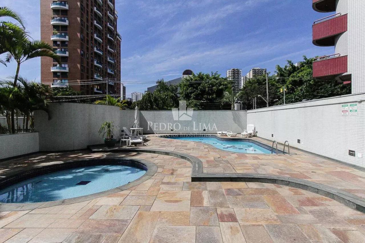 Apartamento no Tatuapé, 110m2, 3 dormitórios sendo 1 suíte e 3 vagas mais depósito privativo.