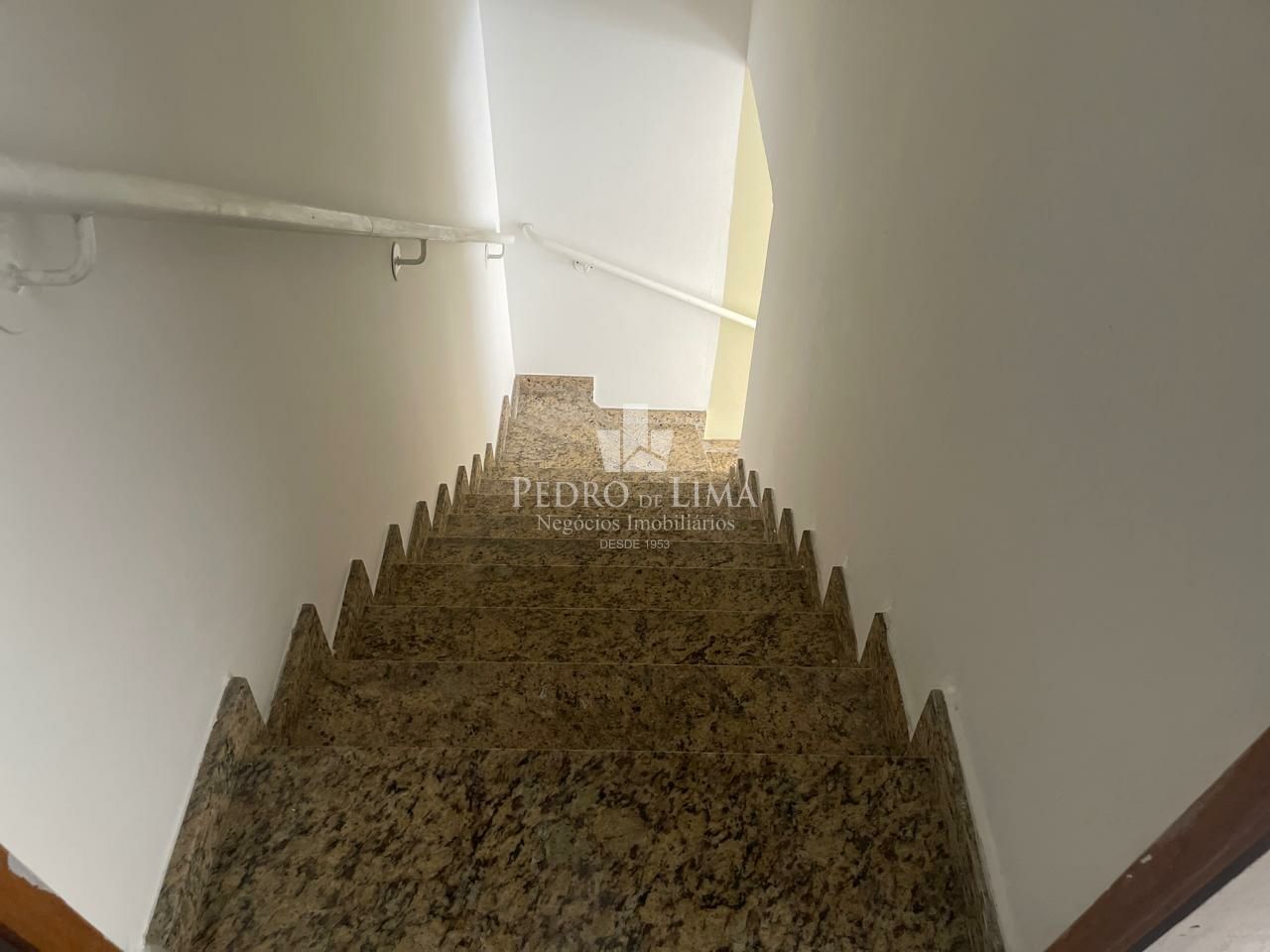Sobrado em condomínio fechado 2 suítes 2 vagas com edicula, na Penha.