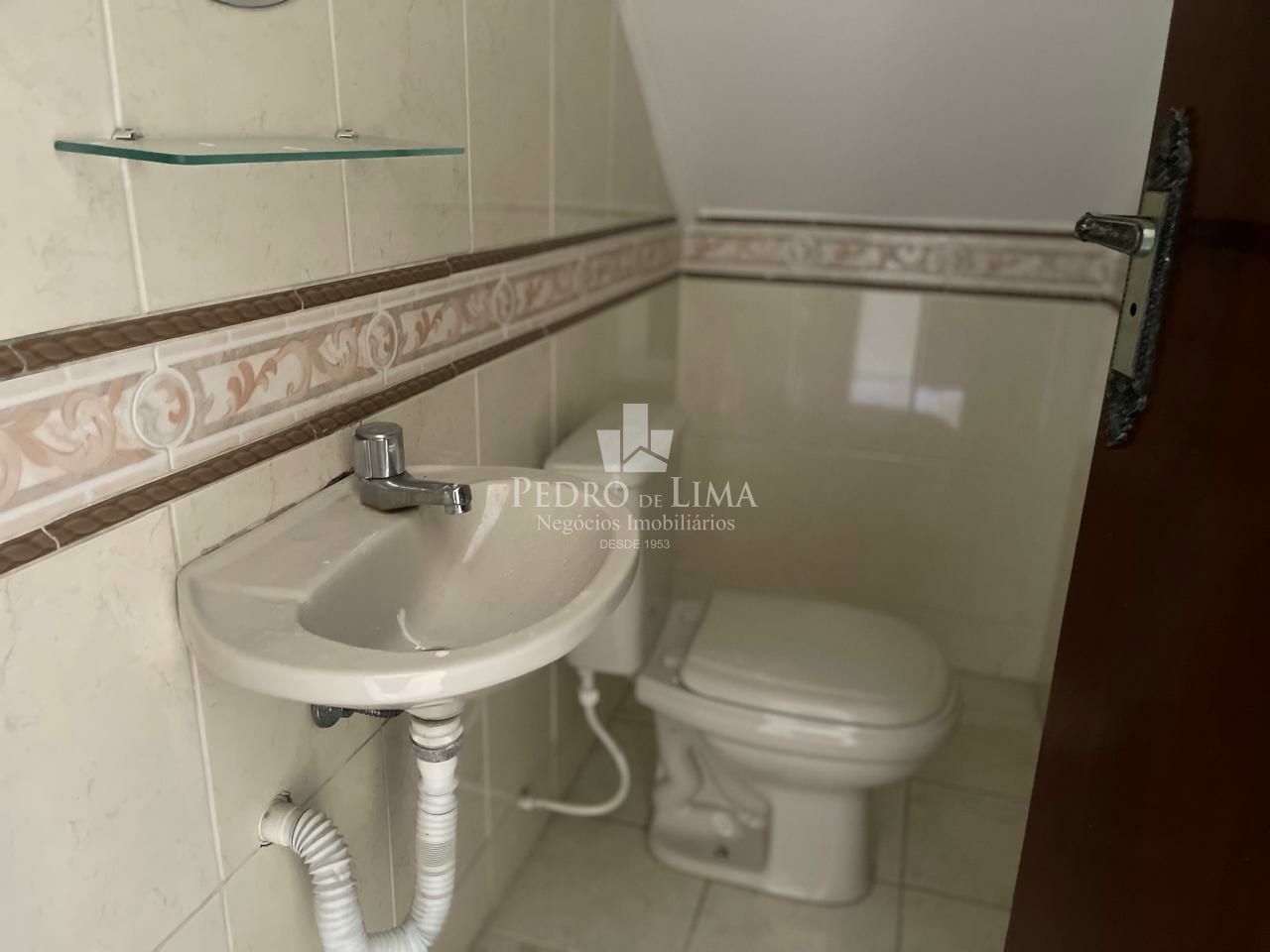 Sobrado em condomínio fechado 2 suítes 2 vagas com edicula, na Penha.