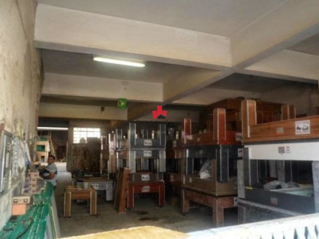 Prédio comercial com moradia