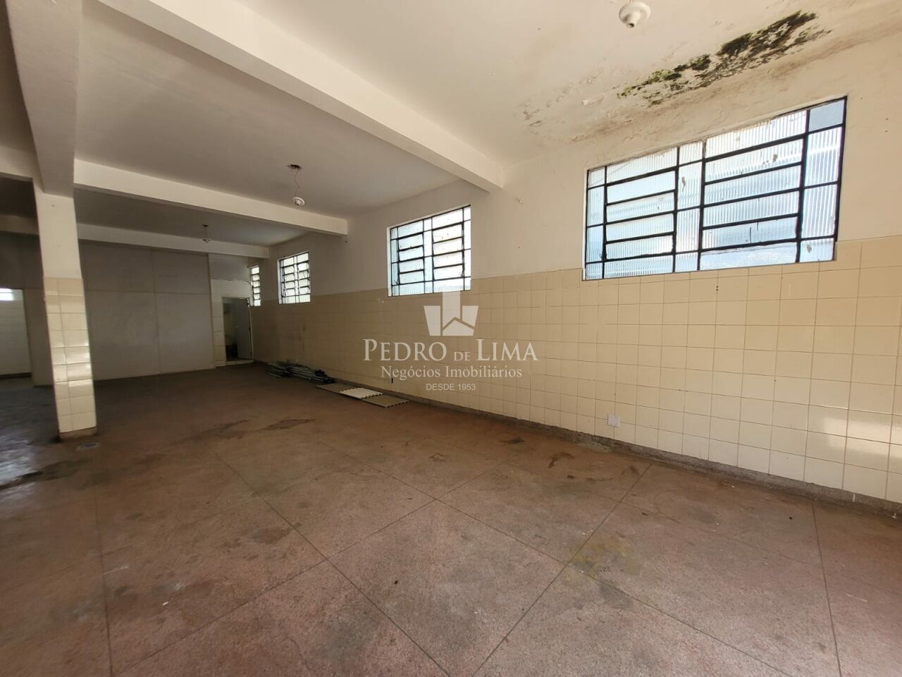imagem do imovel Salão comercial duplo em vão livre, rua com bom fuxo de pedestre. Pé direito de 4m. ref: PE20247