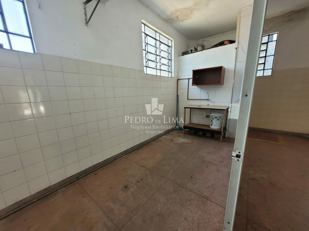 Salão comercial duplo em vão livre, rua com bom fuxo de pedestre. Pé direito de 4m.