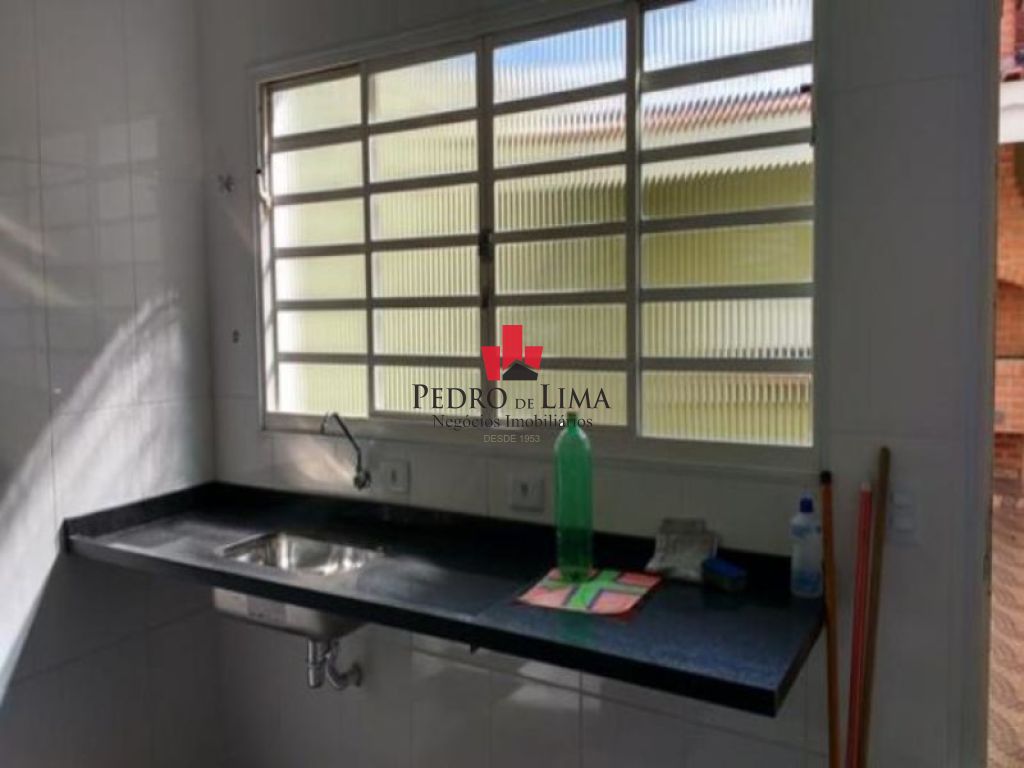Sobrado frontal 3 dormitórios sendo 1 suíte e 4 vagas, no Jardim Hercilia.
