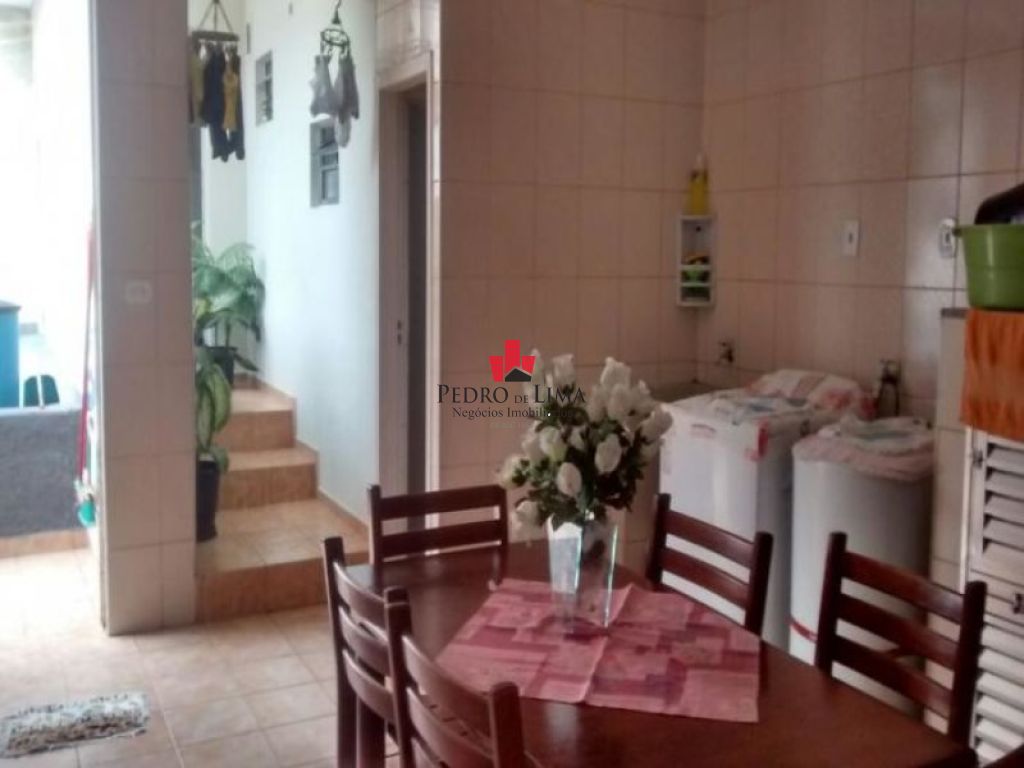 Casa térrea 4 dormitórios sendo 1 suíte  e 3  vagas, em  Ponte Rasa
