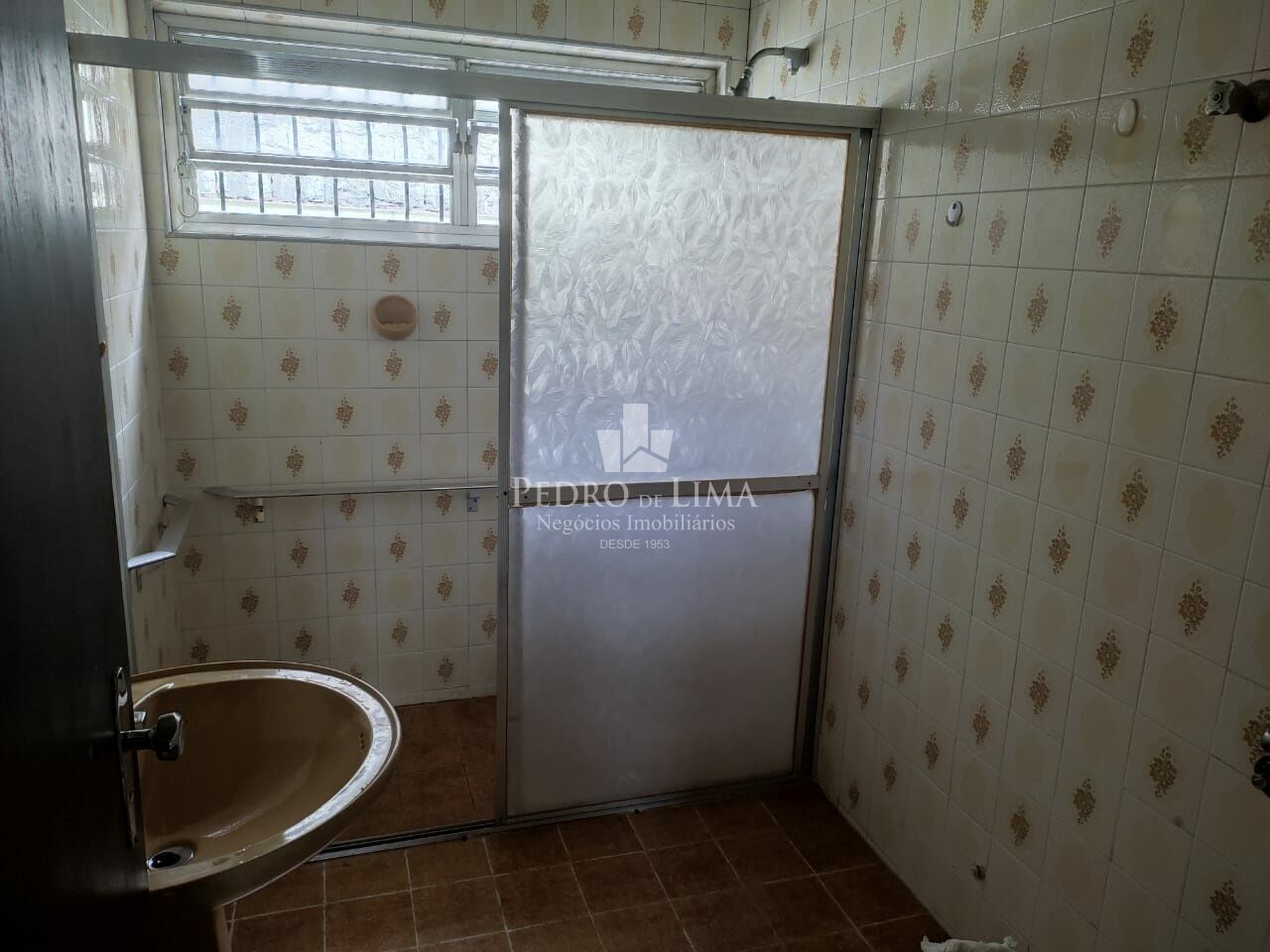 Casa Térrea 280m² com 5 dormitórios sendo 1 suíte, 4 banheiros e 10 vagas