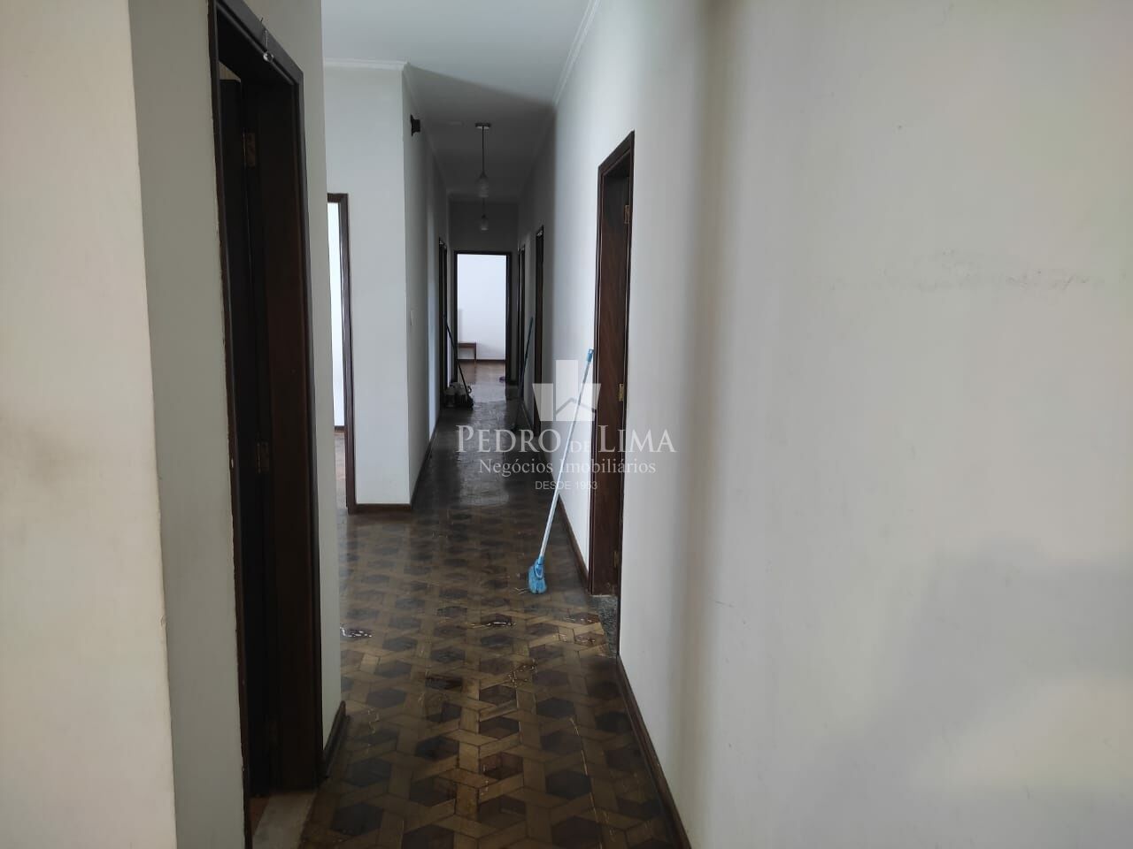 Casa Térrea 280m² com 5 dormitórios sendo 1 suíte, 4 banheiros e 10 vagas