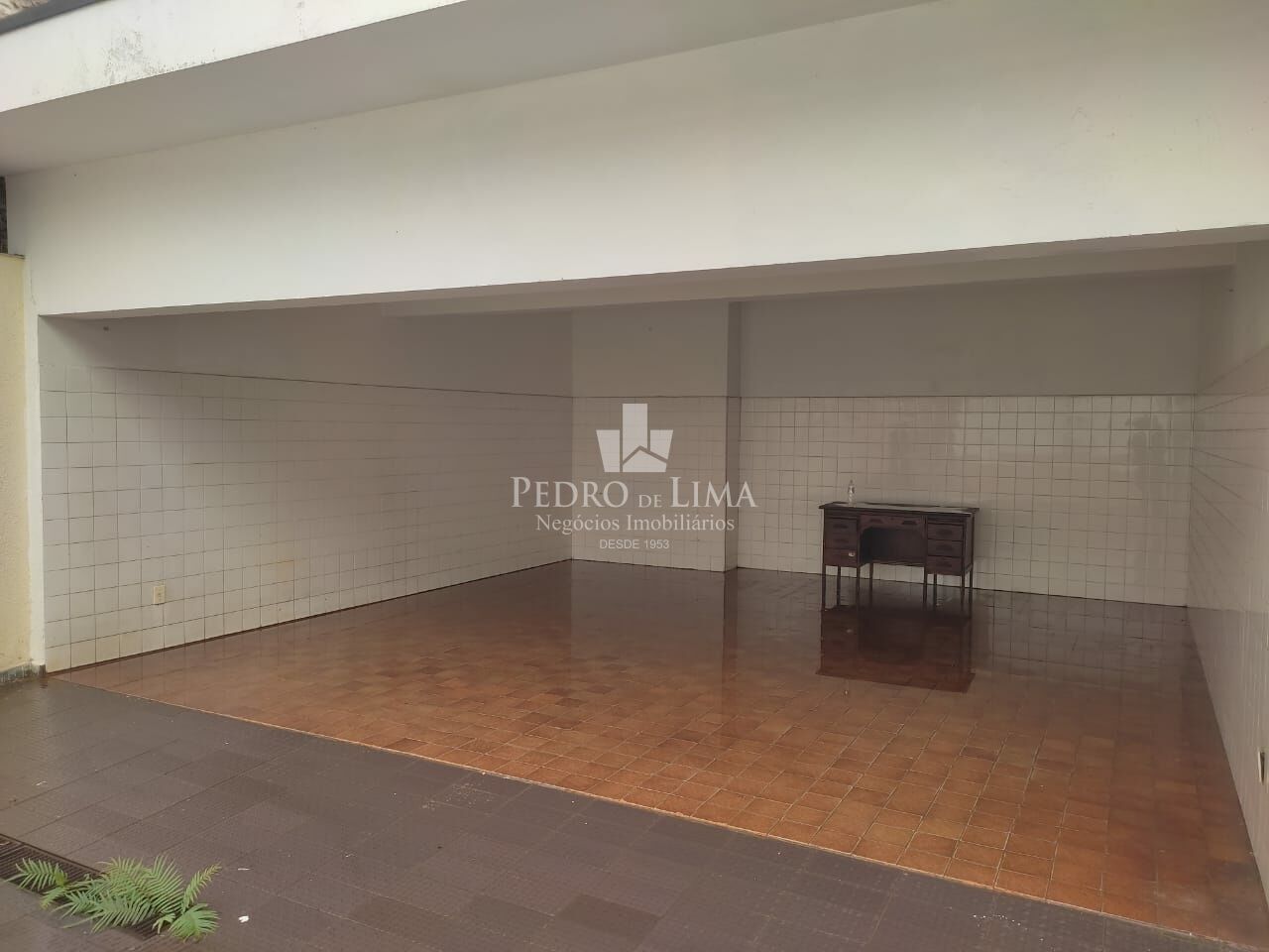Casa Térrea 280m² com 5 dormitórios sendo 1 suíte, 4 banheiros e 10 vagas