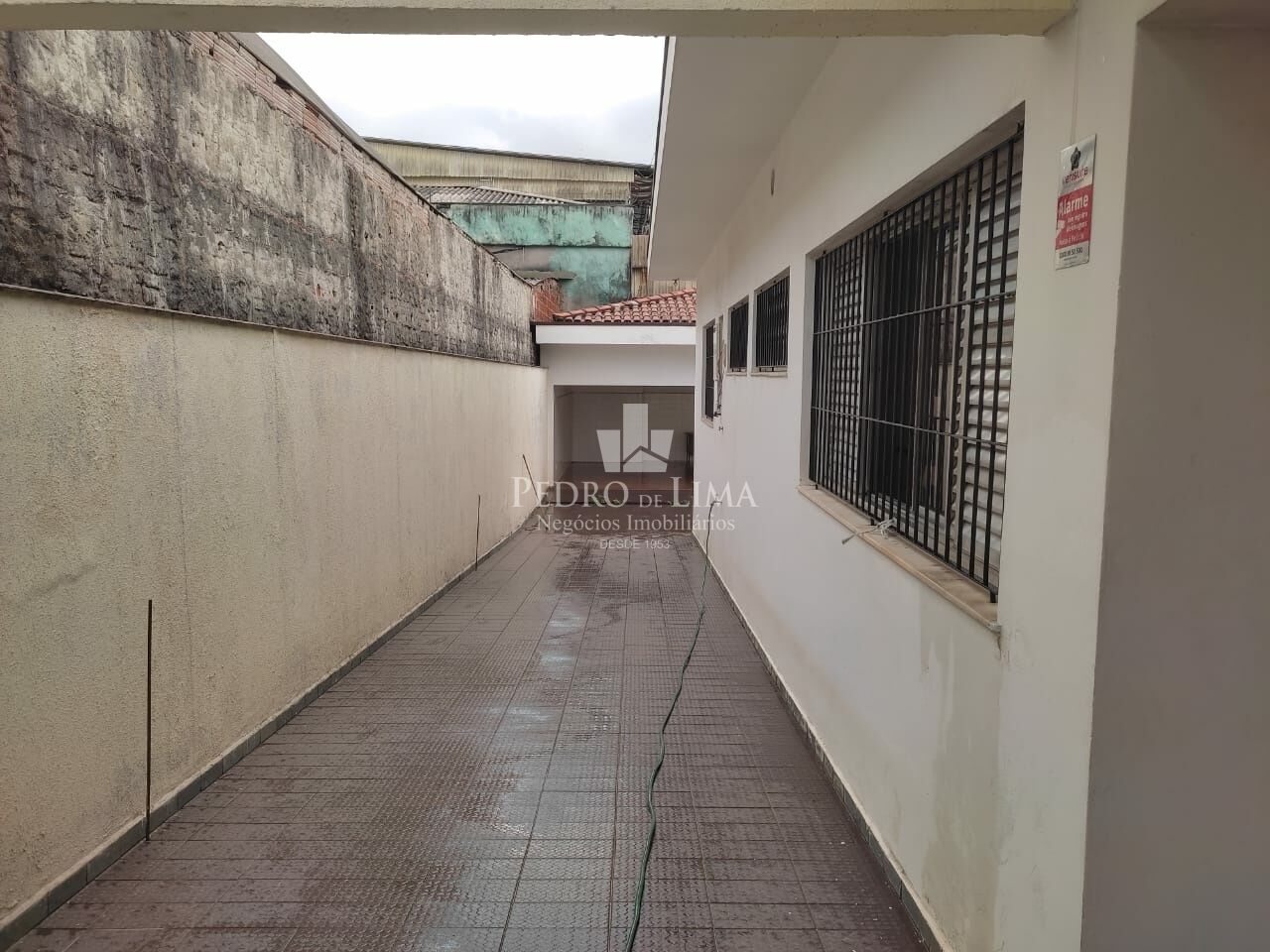 Casa Térrea 280m² com 5 dormitórios sendo 1 suíte, 4 banheiros e 10 vagas