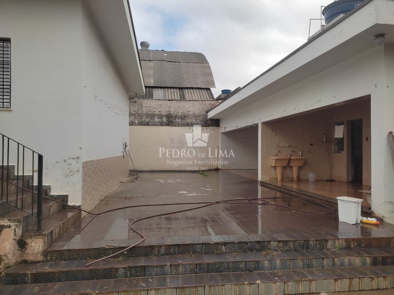 Casa Térrea 280m² com 5 dormitórios sendo 1 suíte, 4 banheiros e 10 vagas