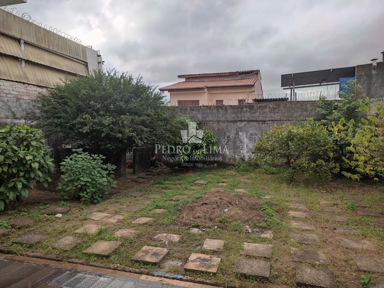 Casa Térrea 280m² com 5 dormitórios sendo 1 suíte, 4 banheiros e 10 vagas