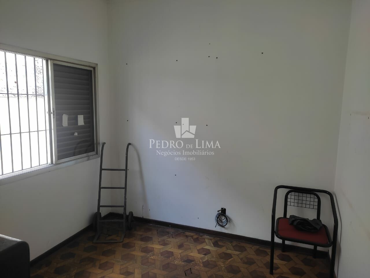 Casa Térrea 280m² com 5 dormitórios sendo 1 suíte, 4 banheiros e 10 vagas