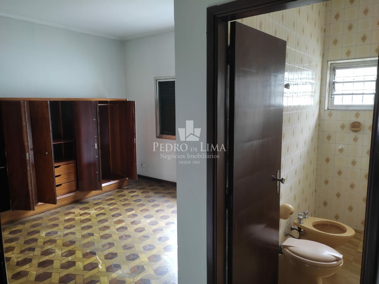 Casa Térrea 280m² com 5 dormitórios sendo 1 suíte, 4 banheiros e 10 vagas
