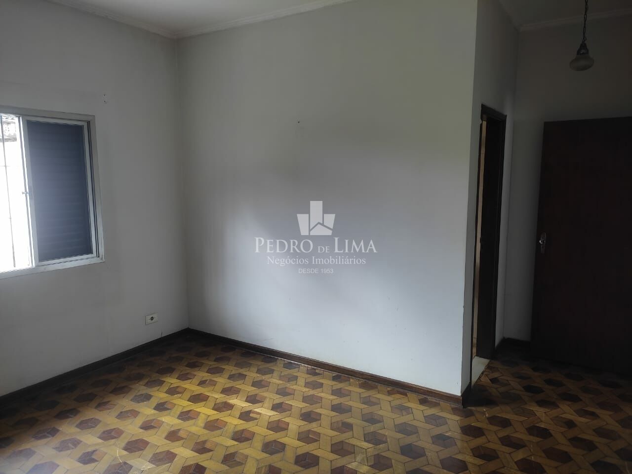 Casa Térrea 280m² com 5 dormitórios sendo 1 suíte, 4 banheiros e 10 vagas