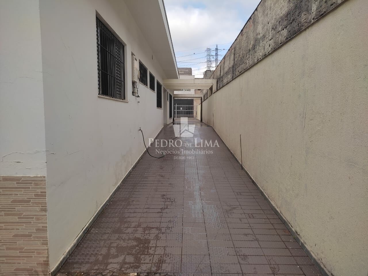 Casa Térrea 280m² com 5 dormitórios sendo 1 suíte, 4 banheiros e 10 vagas
