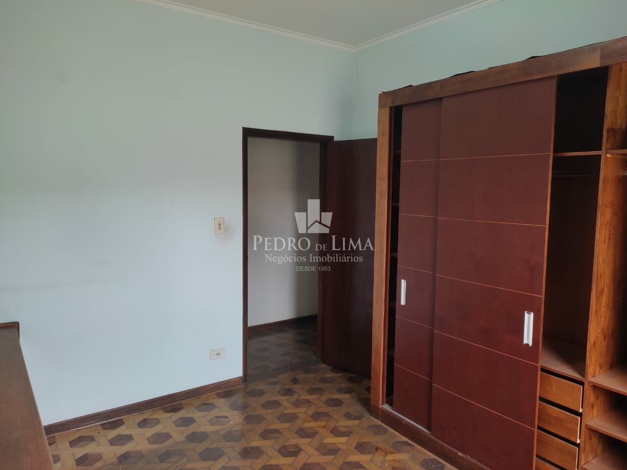 Casa Térrea 280m² com 5 dormitórios sendo 1 suíte, 4 banheiros e 10 vagas