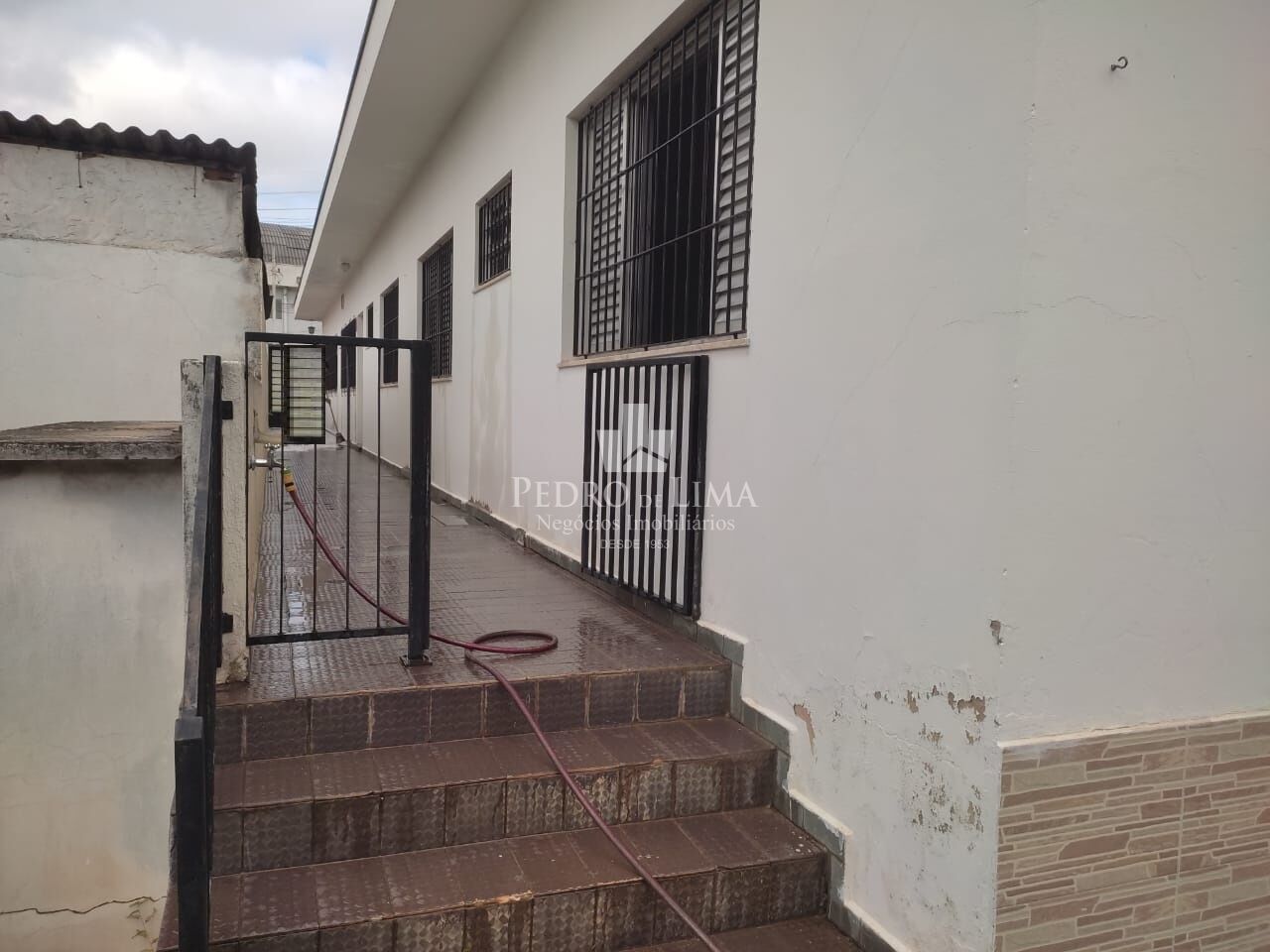 Casa Térrea 280m² com 5 dormitórios sendo 1 suíte, 4 banheiros e 10 vagas
