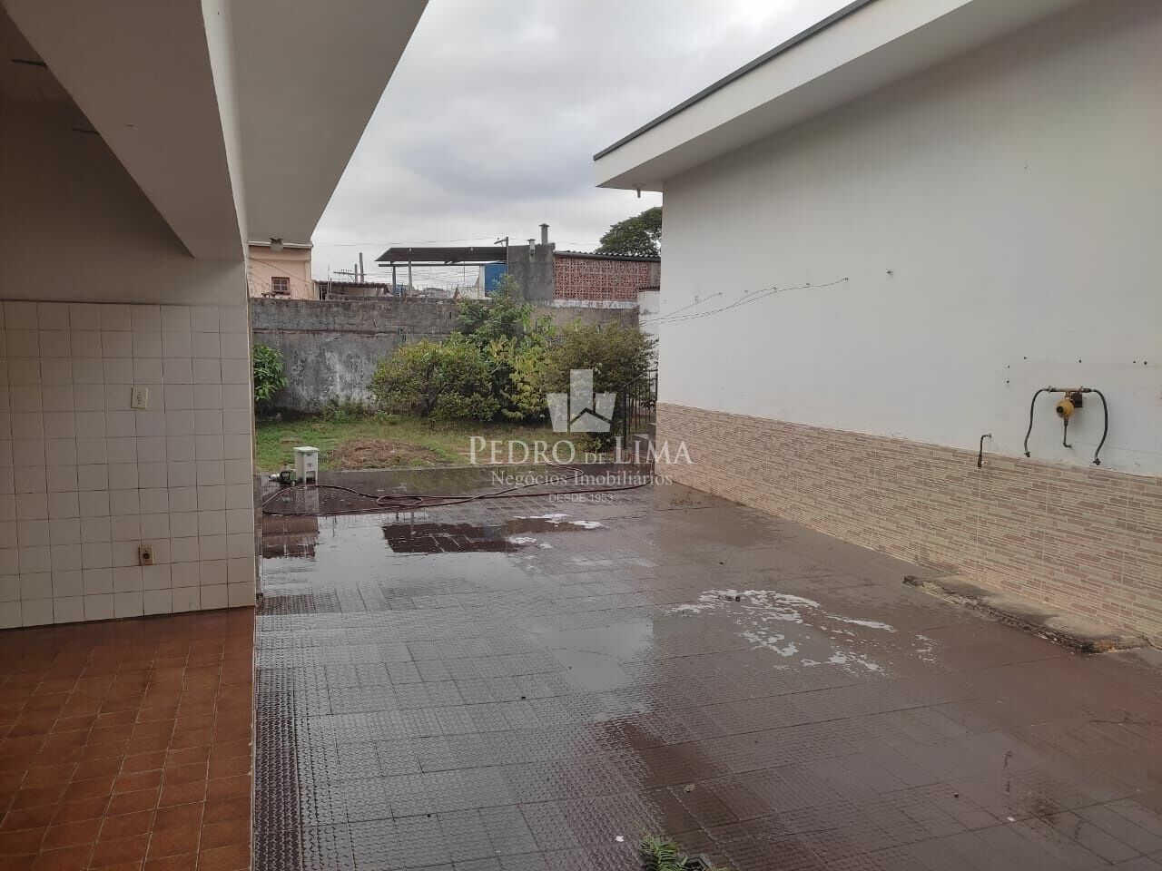 Casa Térrea 280m² com 5 dormitórios sendo 1 suíte, 4 banheiros e 10 vagas