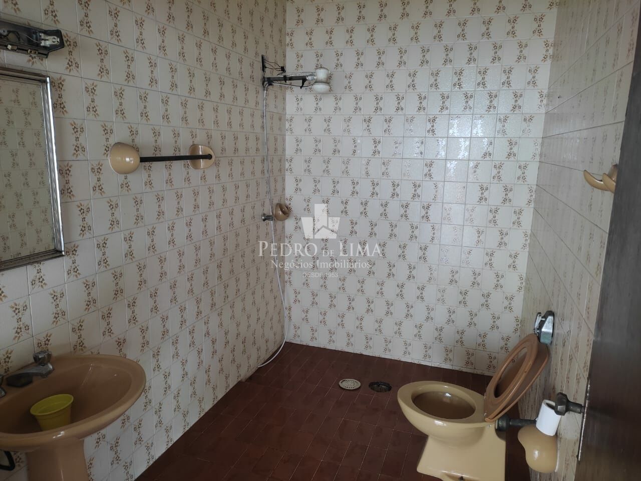 Casa Térrea 280m² com 5 dormitórios sendo 1 suíte, 4 banheiros e 10 vagas