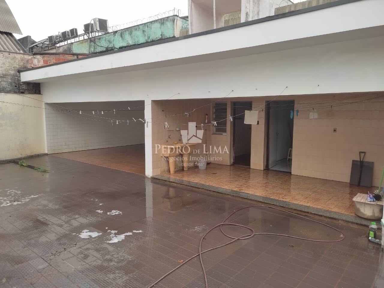 Casa Térrea 280m² com 5 dormitórios sendo 1 suíte, 4 banheiros e 10 vagas