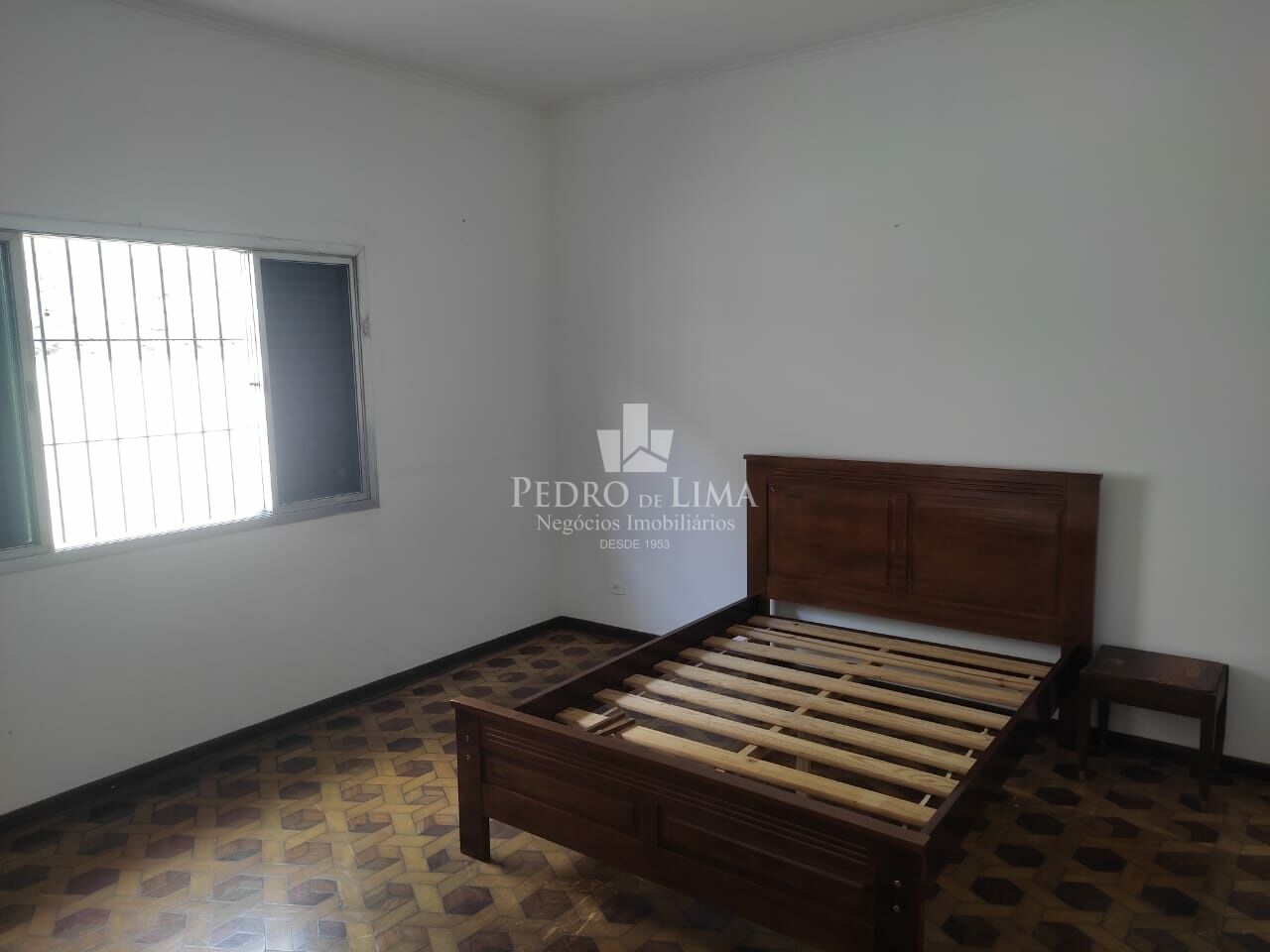 Casa Térrea 280m² com 5 dormitórios sendo 1 suíte, 4 banheiros e 10 vagas