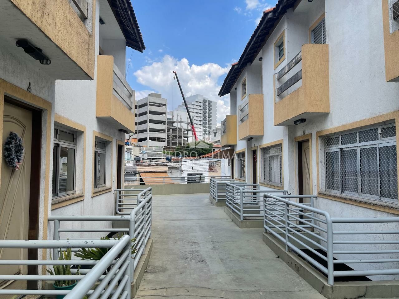 Sobrado em condomínio fechado 2 suítes e  2 vagas, na Penha.
