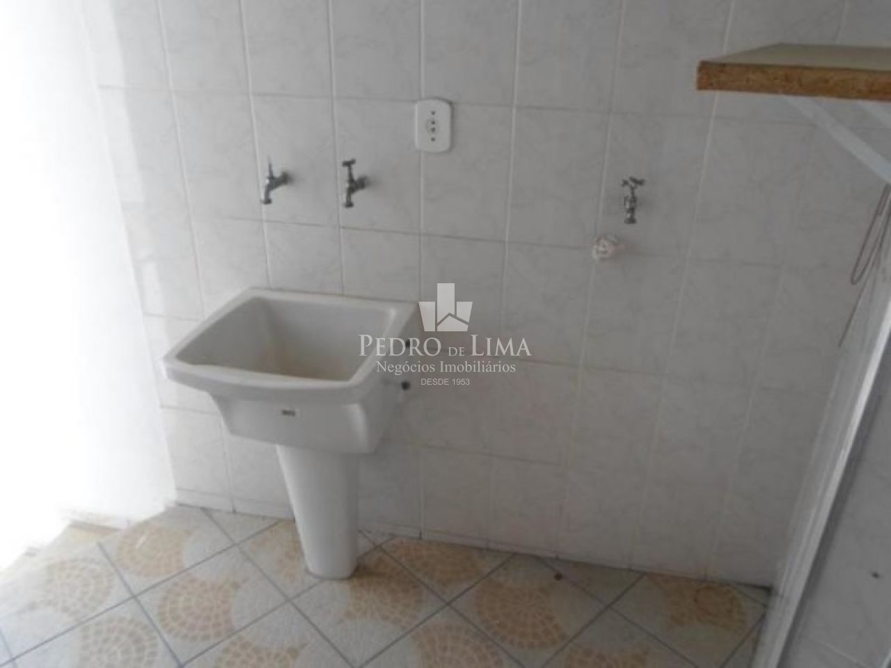 Sobrado em condomínio fechado 2 suítes e  2 vagas, na Penha.