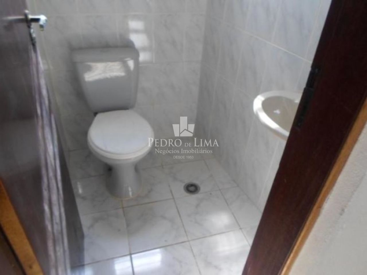 Sobrado em condomínio fechado 2 suítes e  2 vagas, na Penha.