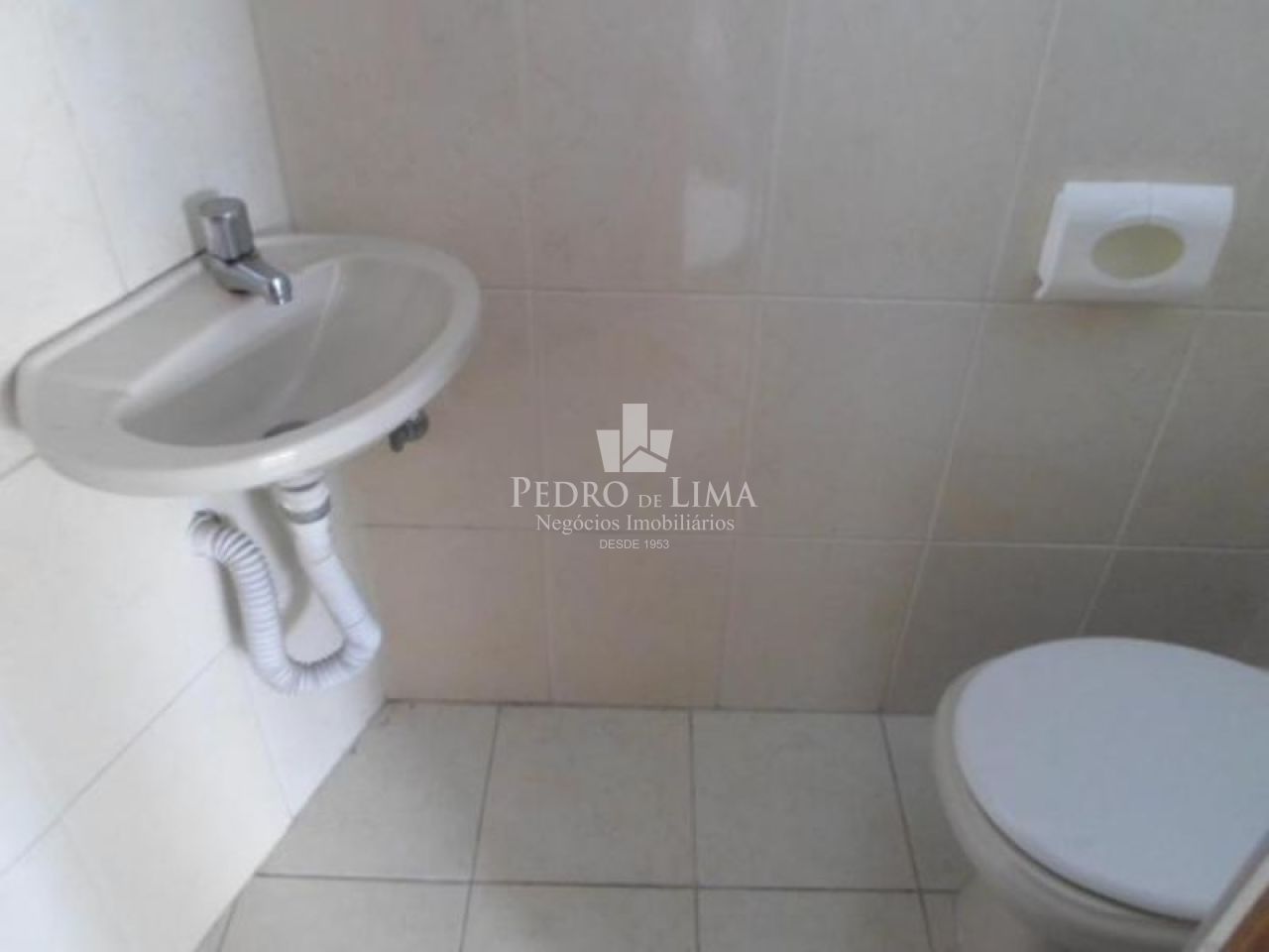 Sobrado em condomínio fechado 2 suítes e  2 vagas, na Penha.
