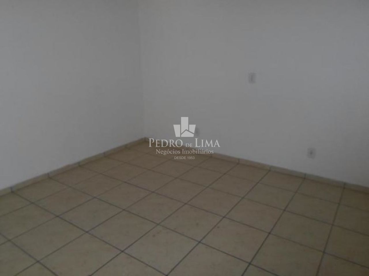 Sobrado em condomínio fechado 2 suítes e  2 vagas, na Penha.