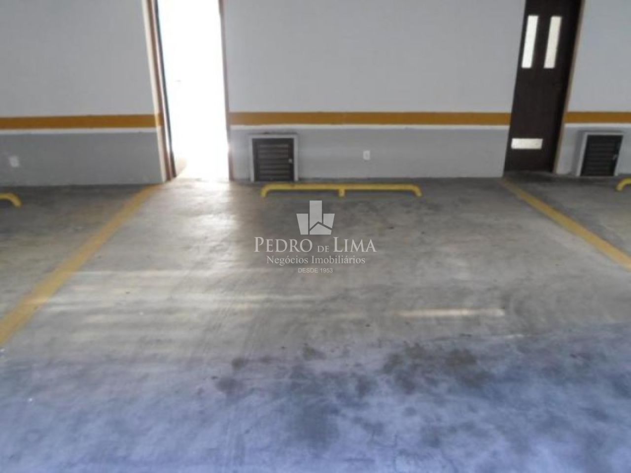 Sobrado em condomínio fechado 2 suítes e  2 vagas, na Penha.