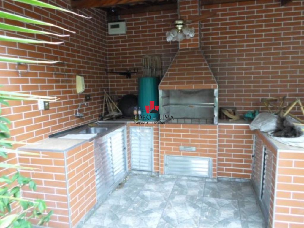 Sobrado com 3 dormitórios sendo 1 suíte e 8 vagas, no Cangaíba.