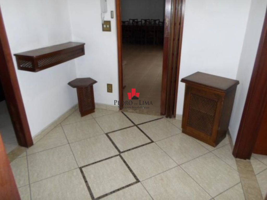 Sobrado com 3 dormitórios sendo 1 suíte e 8 vagas, no Cangaíba.