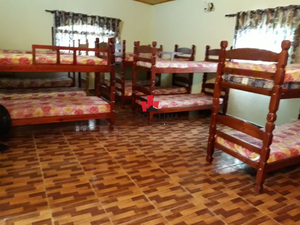 Chacara  com  3 dormitórios sendo 2 suítes, churrasqueira, piscina e 45 vagas, no Atibaia.