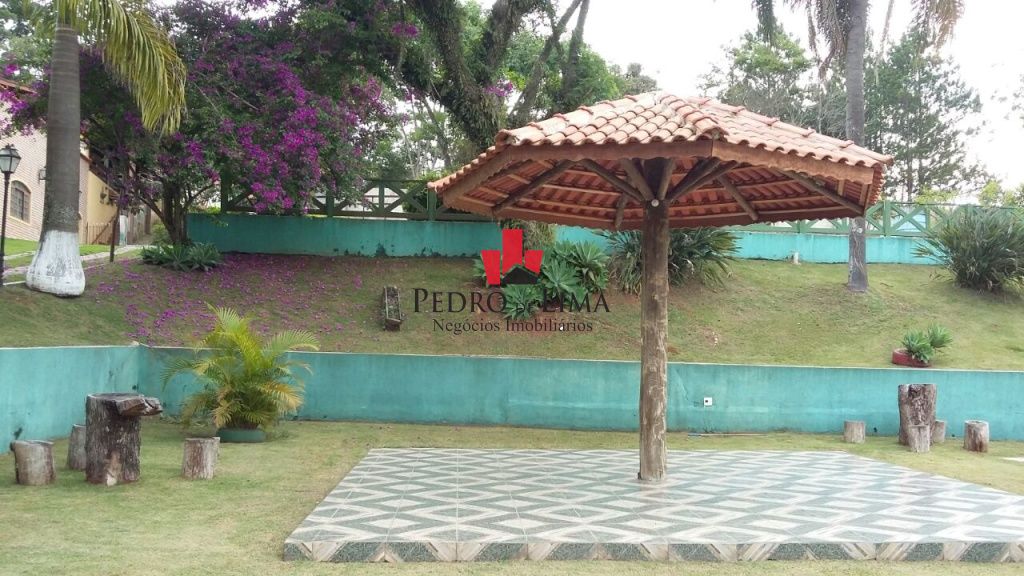 Chacara  com  3 dormitórios sendo 2 suítes, churrasqueira, piscina e 45 vagas, no Atibaia.