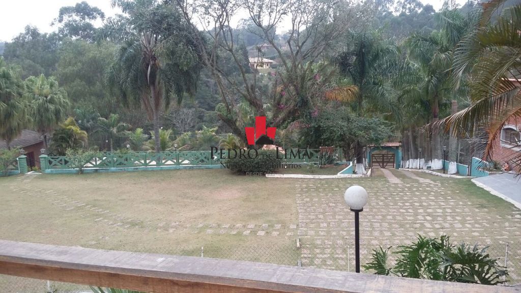 Chacara  com  3 dormitórios sendo 2 suítes, churrasqueira, piscina e 45 vagas, no Atibaia.