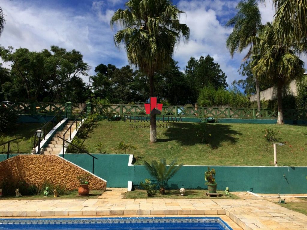 Chacara  com  3 dormitórios sendo 2 suítes, churrasqueira, piscina e 45 vagas, no Atibaia.